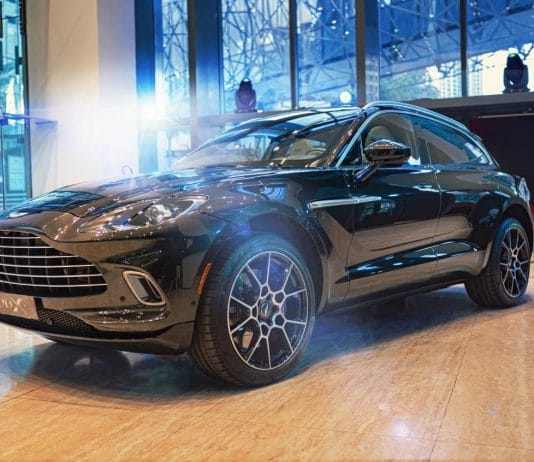 Aston Martin DBX Dubai’de görüyüce çıktı.
