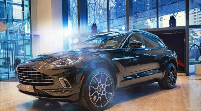 Aston Martin DBX Dubai’de görüyüce çıktı.